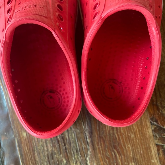 Red Native Jefferson water friendly slip-on sneakers size 8 - Picture 3 of 3